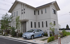 Elektro- oder Hybridauto und intelligente Hauselektrik werden zur gemeinsamen Stromnutzung zusammengeschlossen. (Bild: Toyota) 